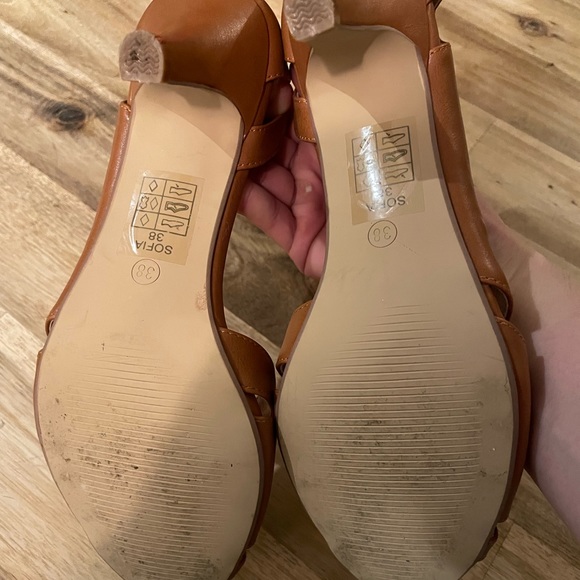 Camel Color shoe. - Picture 2 of 4